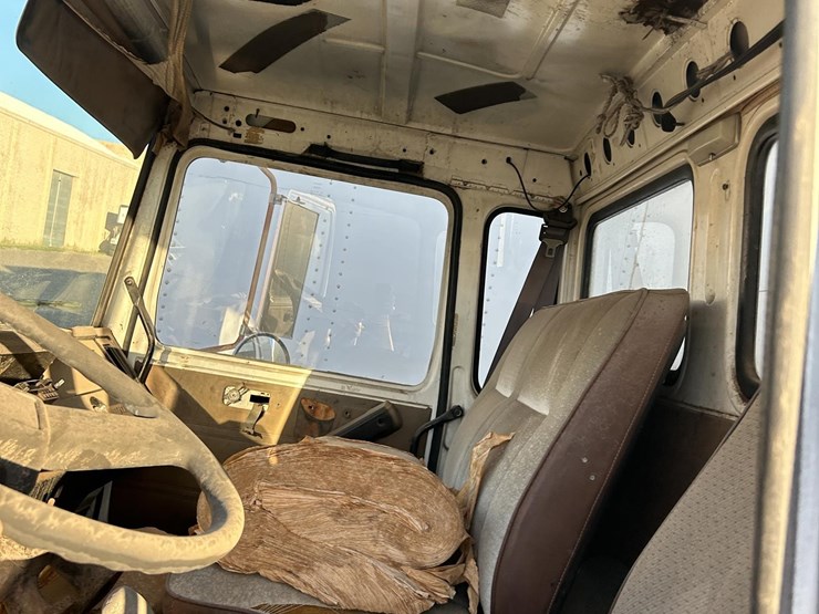 2016-volvo-f613-image-28