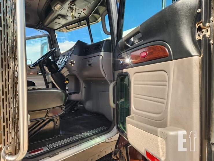 2016-peterbilt-389-image-12