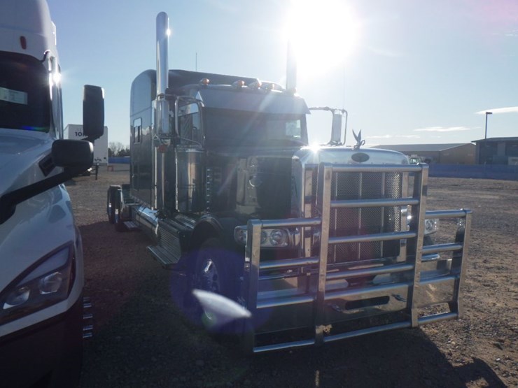 2023-peterbilt-389-image-3