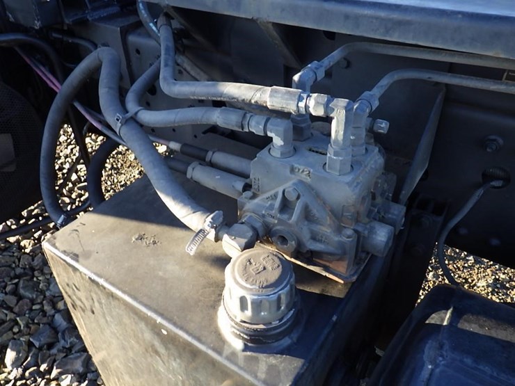 2000-mitsubishi-12'-s/a-hook-truck-image-13