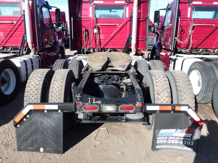 2021-volvo-vnl-300-image-12