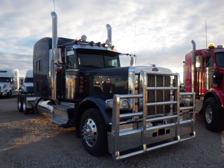 2023-peterbilt-389-image-3