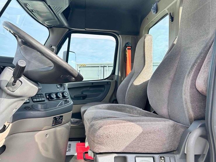 2020-freightliner-cascadia-single-axle-road-tractor-image-22