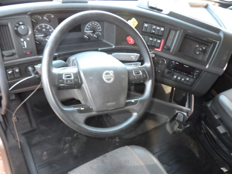 2022-volvo-vnl-760-image-19