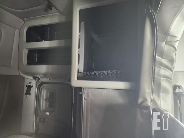 2016-peterbilt-389-image-17