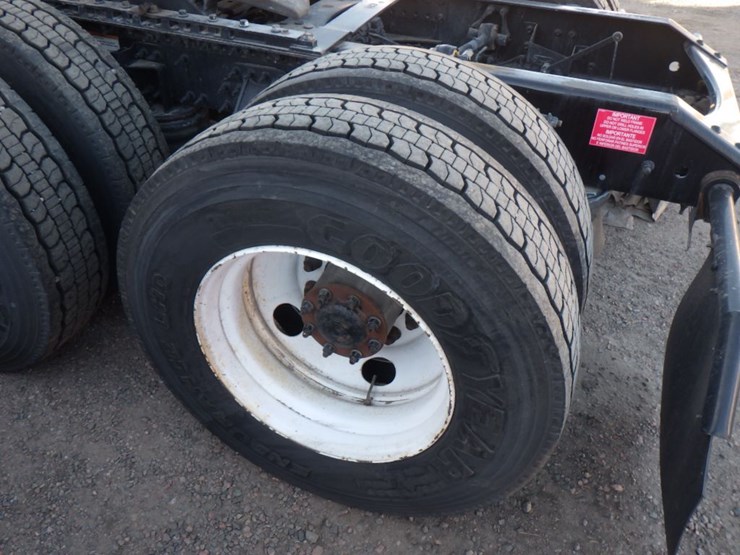 2021-volvo-vnl-300-image-11