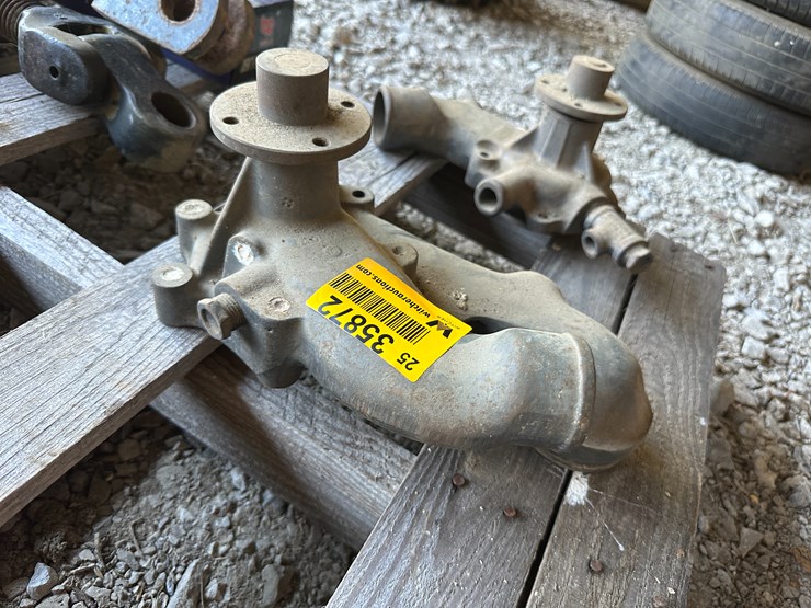 #35872-•-unused-water-pump-for-gleaner-combine-image-2