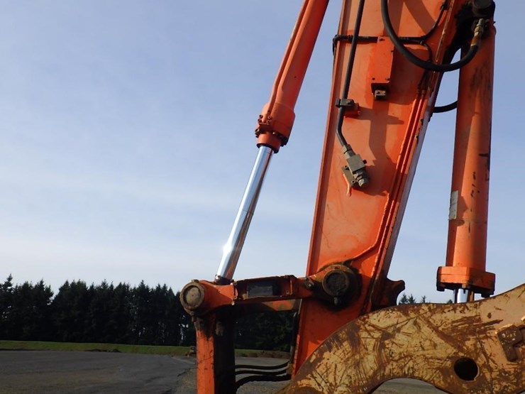 hitachi-zx225us-lc-image-12