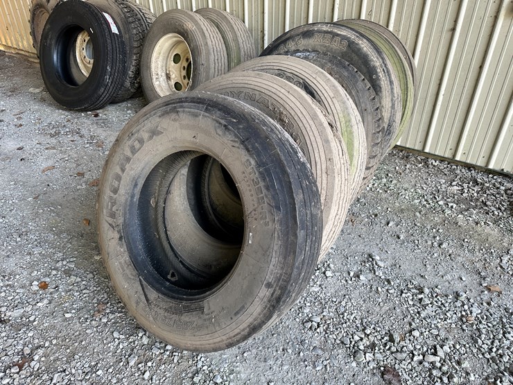 #35097-•-lot-of-miscellaneous-tires-image-1