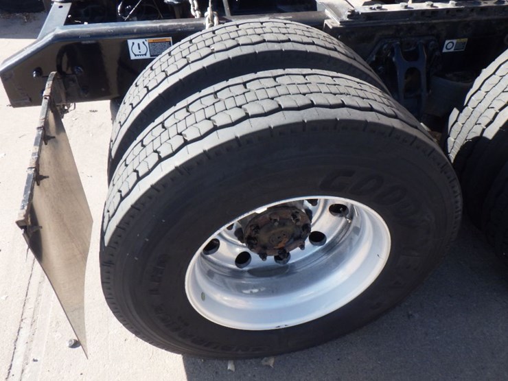 2022-kenworth-t680-image-7