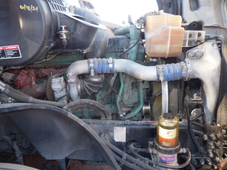 2022-volvo-vnl-760-image-26