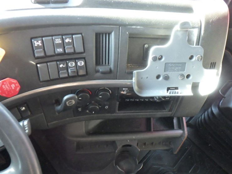 2020-volvo-vnl-760-image-19