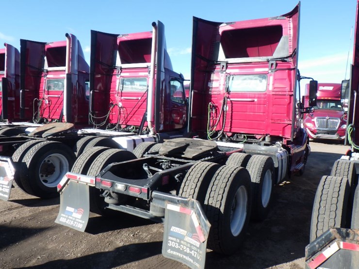 2022-volvo-vnl-300-image-7