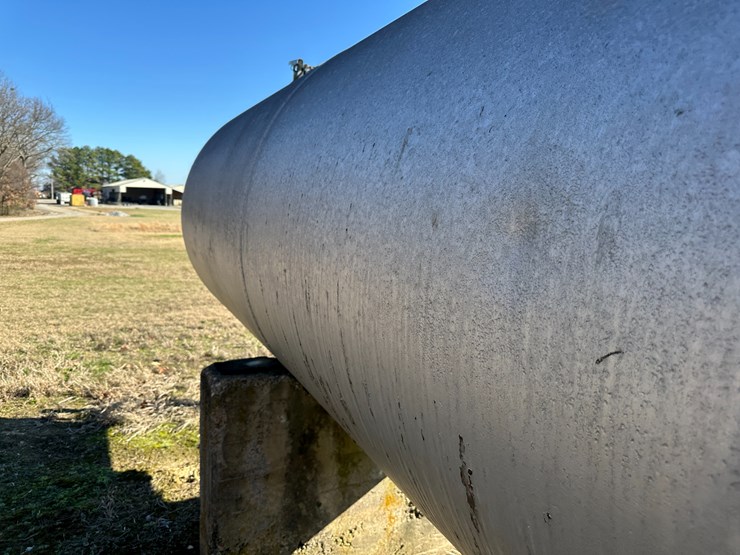 #35828-•-~3,700-gallon-fuel-tank-w/pump-image-9