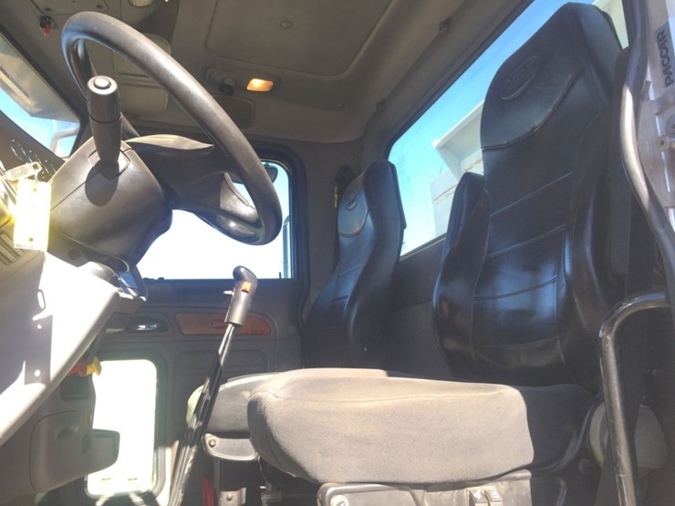 2009-peterbilt-388-image-10