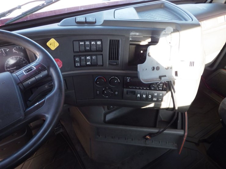 2021-volvo-vnl-300-image-23