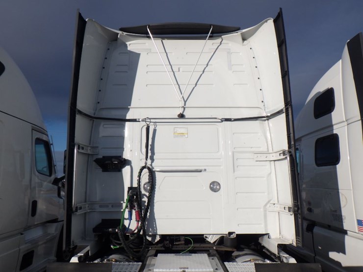 2022-volvo-vnl-860-image-14