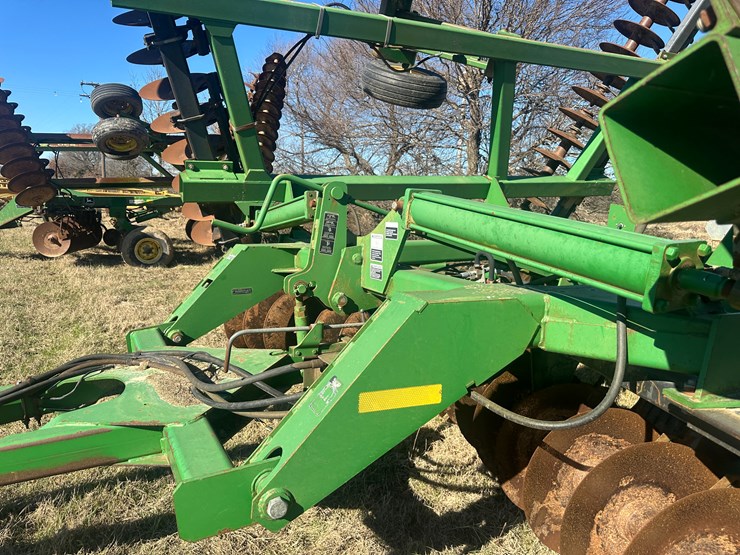 john-deere-32-image-28