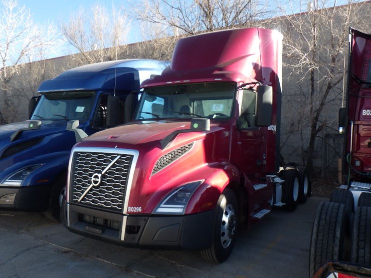 2021-volvo-vnl-300-image-1