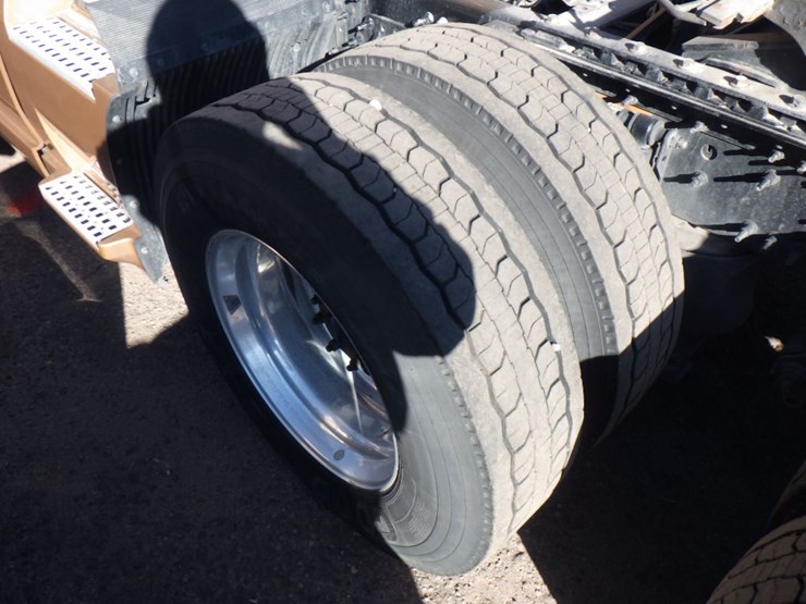 2022-volvo-vnl-760-image-13