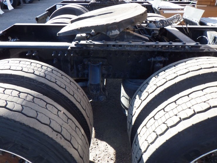 2022-volvo-vnl-760-image-8