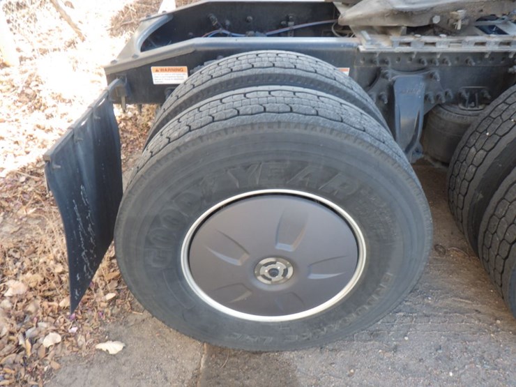 2023-freightliner-cascadia-126-image-7