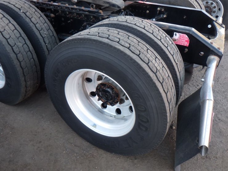 2020-volvo-vnl-760-image-12