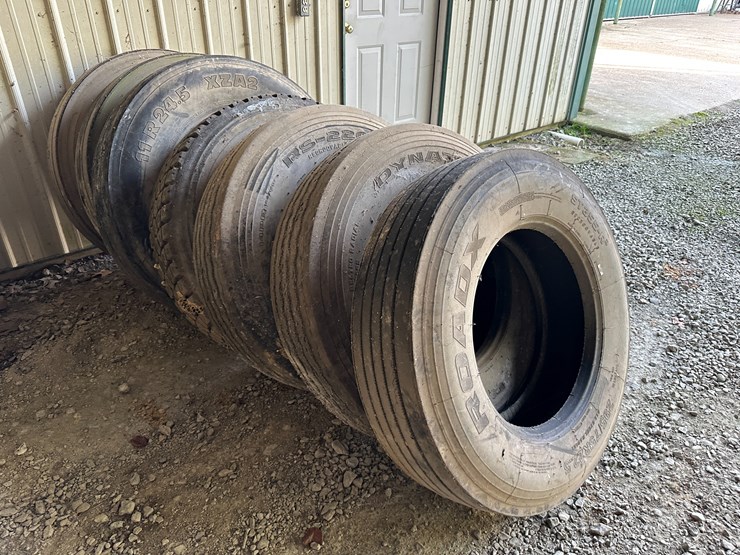 #35097-•-lot-of-miscellaneous-tires-image-2