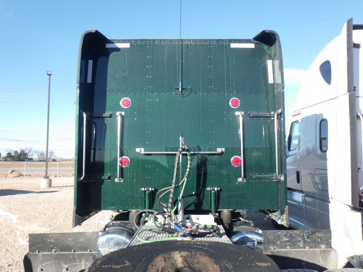 2023-peterbilt-389-image-12