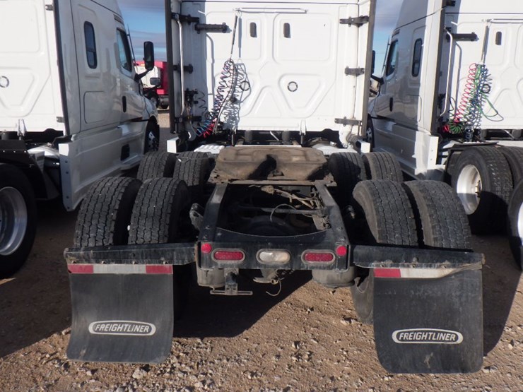 2022-freightliner-cascadia-126-image-10