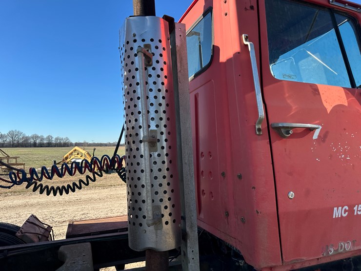 1974-ford-9000-image-40