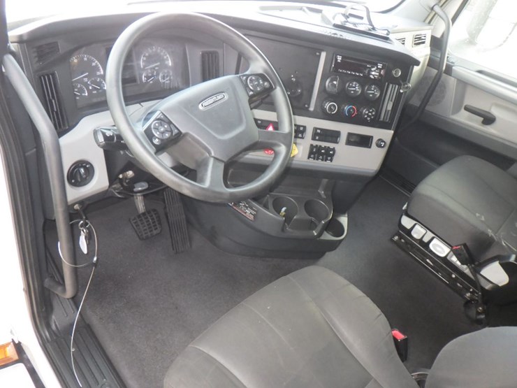 2022-freightliner-cascadia-126-image-18