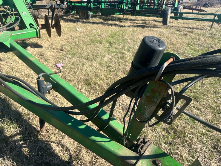 john-deere-32-image-34