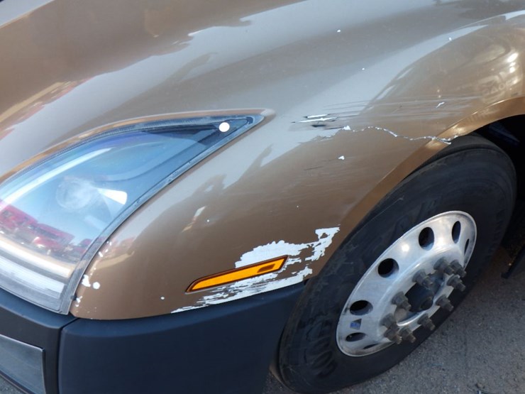 2022-volvo-vnl-760-image-2