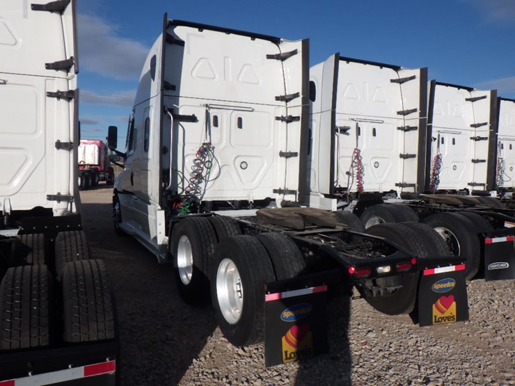 2022-freightliner-cascadia-126-image-14