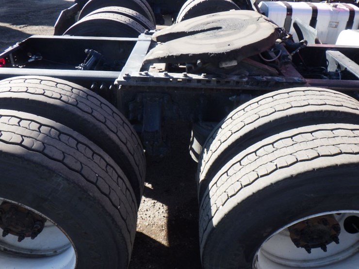 2022-volvo-vnl-300-image-4