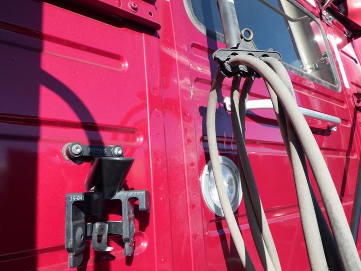 2021-volvo-vnl-300-image-18