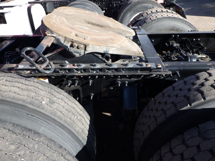 2021-volvo-vnl-300-image-16