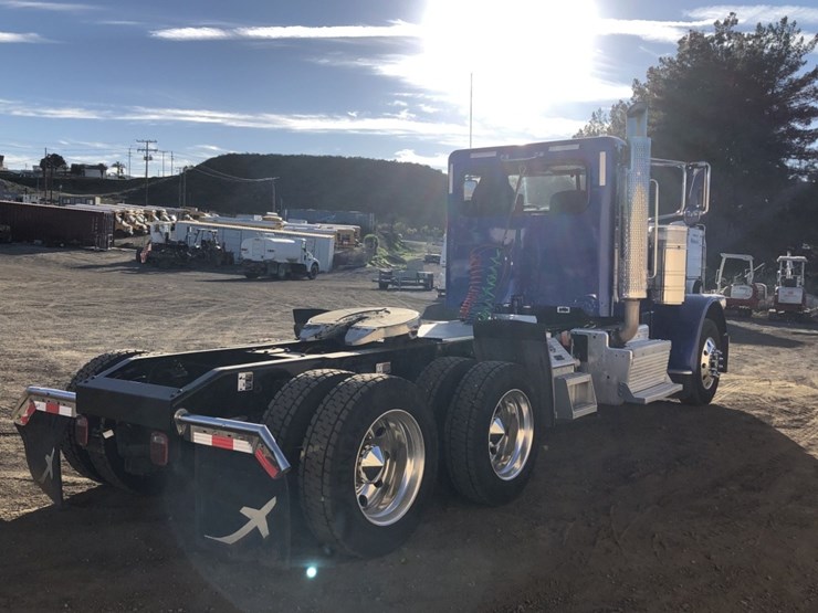 2015-peterbilt-389-image-3