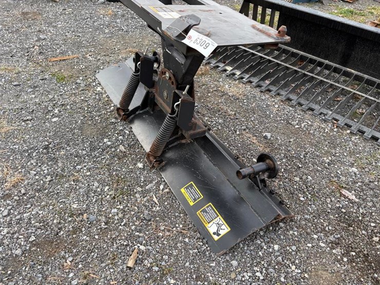 john-deere-72in-loader-mount-blade-image-3