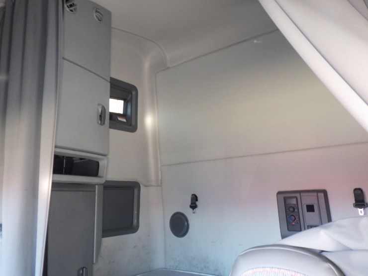 2022-volvo-vnl-760-image-18