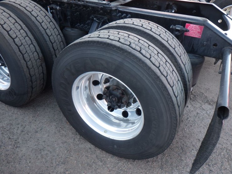 2023-volvo-vnl-760-image-12