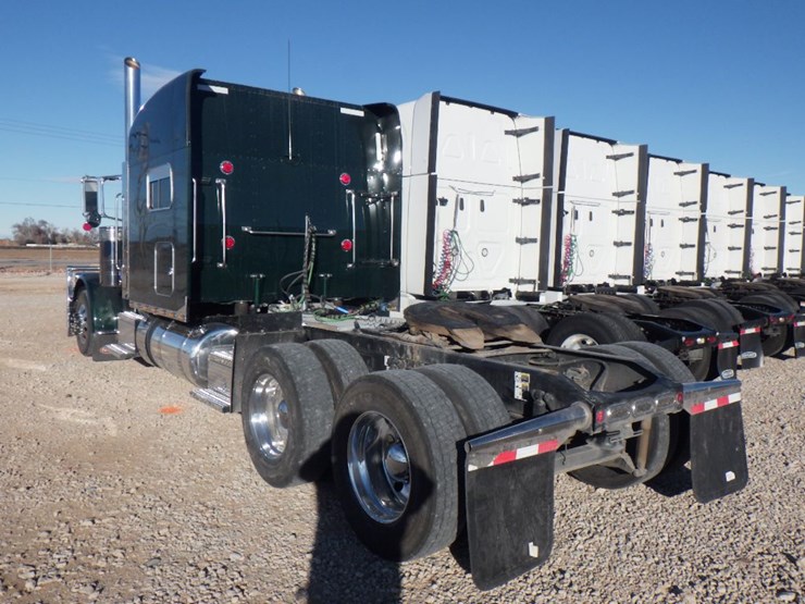2023-peterbilt-389-image-13