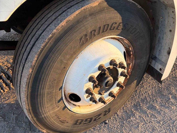 2011-hino-268-image-9