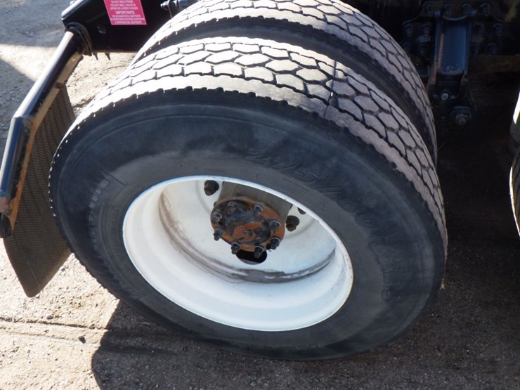 2022-volvo-vnl-300-image-10