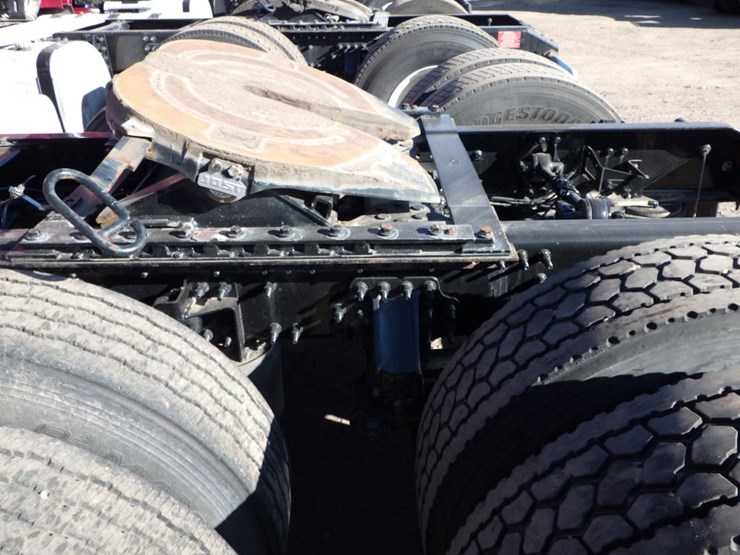 2021-volvo-vnl-300-image-17