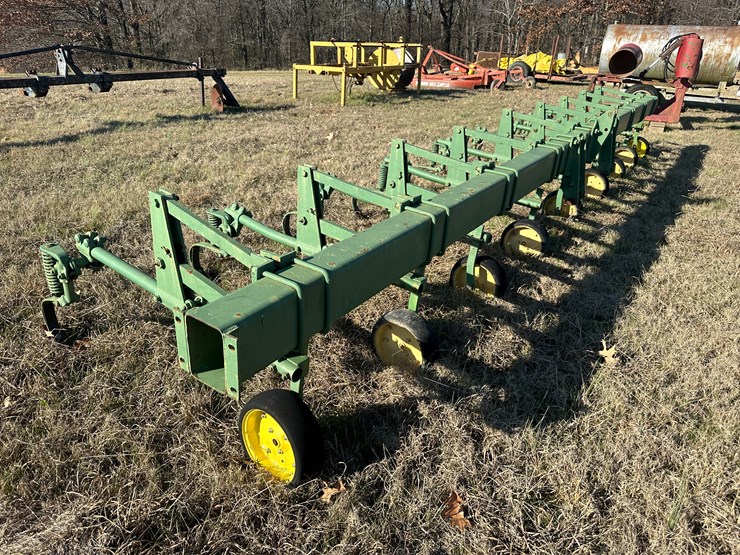 #35831-•-8-row-30"-cultivator-image-2