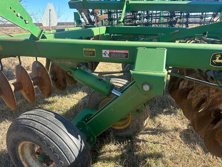 john-deere-32-image-40