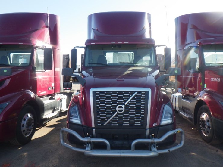 2022-volvo-vnl-300-image-2