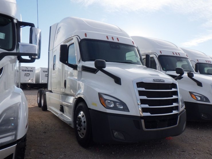 2022-freightliner-cascadia-126-image-3